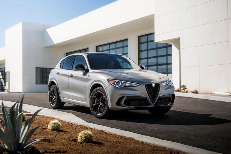 10. Alfa Romeo Stelvio 2021 (giá khởi điểm: 41.450 USD).