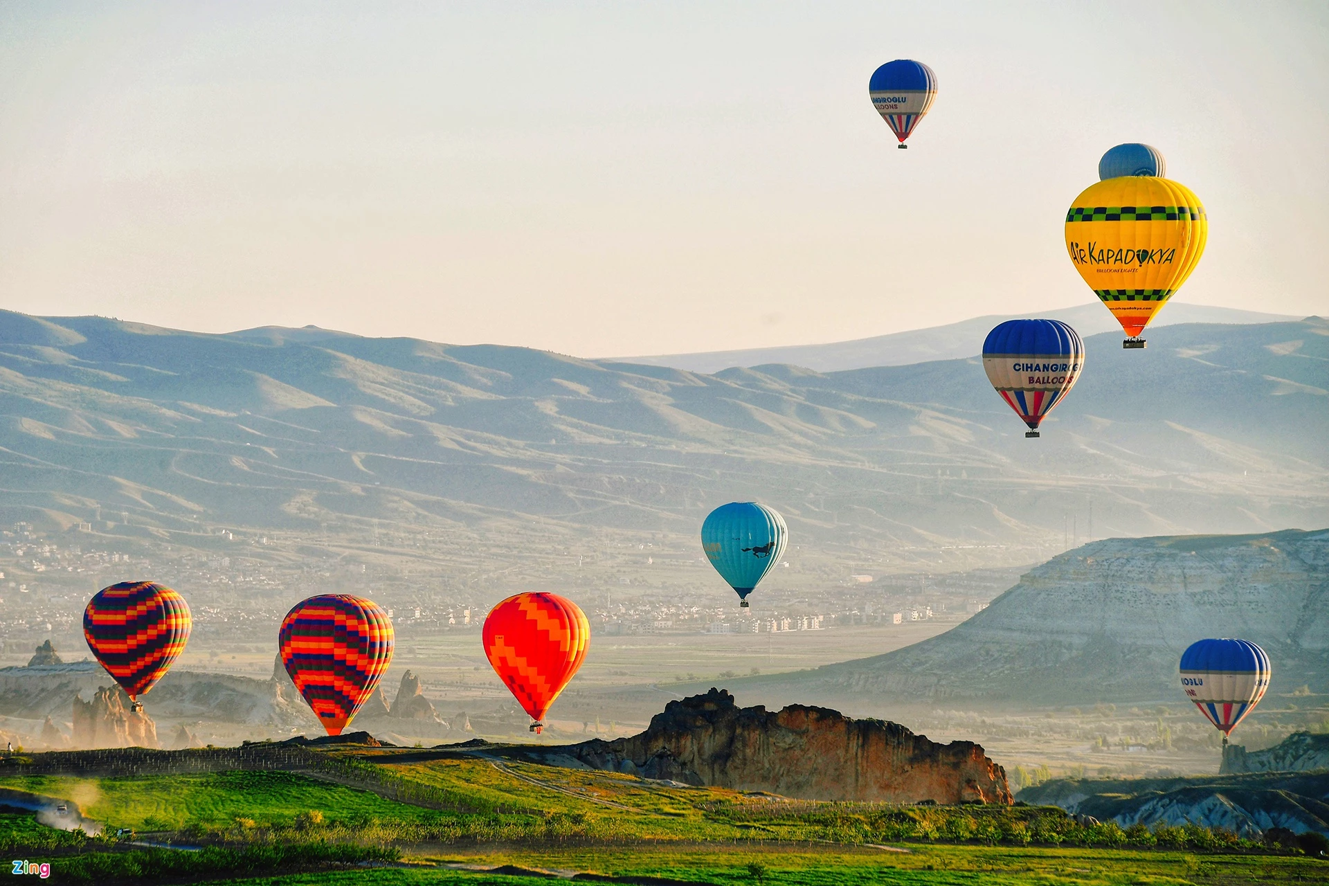 Tháng 2 bay khinh khí cầu ở thung lũng Cappadocia. Cappadocia thuộc tỉnh Nevsehir ở miền trung Thổ Nhĩ Kỳ, cách thủ đô Ankara 290 km. Mỗi năm nơi đây có hàng triệu du khách từ khắp thế giới đổ về bay khinh khí cầu. Nhiều người cho rằng nếu có cơ hội đến Thổ Nhĩ Kỳ, hãy cố gắng đặt chân tới Cappadocia để trải nghiệm dịch vụ độc đáo này một lần trong đời.