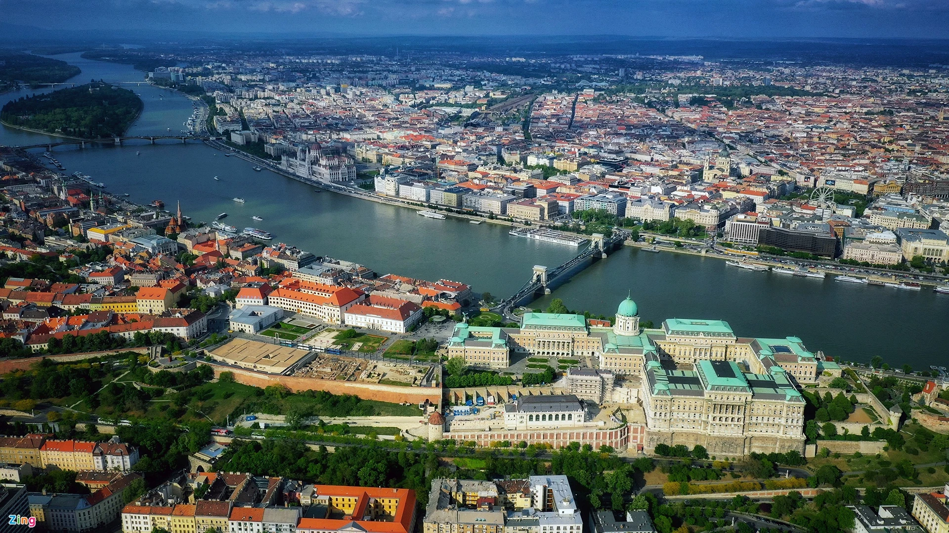 Tháng 11 dạo quanh Budapest. Những ai đặt chân đến Hungary thường phải qua Budapest và ngắm dòng sông Danube. Ở đây nổi tiếng nhất có cây cầu Xích cổ nhất thủ đô, tên chính thức là Szechenyi Lanchid, cũng là tên của vị bá tước đã bỏ tiền xây dựng nó. Cho đến nay, cây cầu này vẫn được tôn vinh là biểu tượng của Hungary.