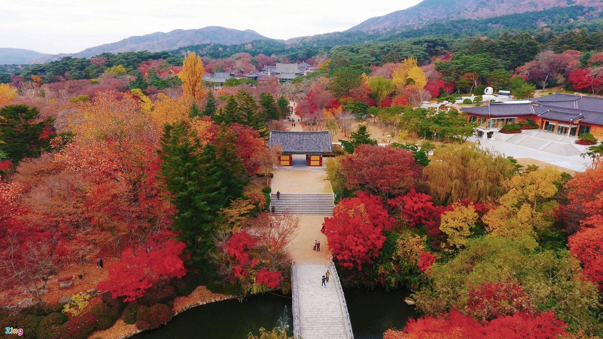 Tháng 12 ngắm khung cảnh đỏ rực khắp Hàn Quốc. Những lùm cây phong, ngân hạnh, rẻ quạt, anh đào đỏ và vàng rực tại khu vực chùa Bulguksa thuộc tỉnh Gyeongsangbuk-do là một trong nhiều điểm du lịch lý tưởng ở Hàn Quốc vào mùa thu. Những tán lá chuyển màu làm cho sắc vàng và đỏ phủ khắp các ngọn núi. Thông thường, thời gian rực rỡ nhất chỉ trong khoảng hai tuần, sau đó lá chuyển màu đen dần. Thời tiết ở các tỉnh phía bắc của Hàn Quốc thời điểm này khá lạnh. Buổi sáng, nhiệt độ thường xuống tới 3 độ C, giữa trưa khoảng 8 độ C nhưng vẫn tương đối dễ chịu.
