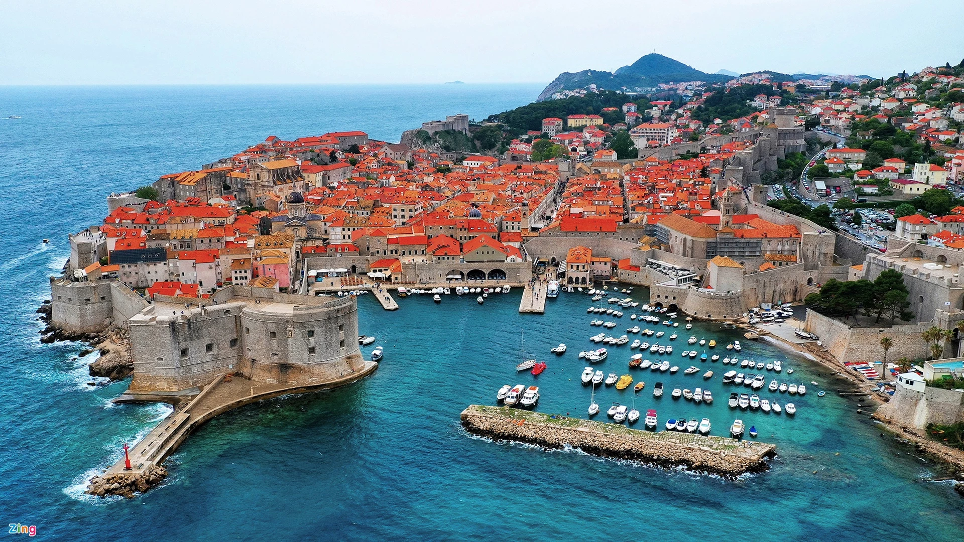 Tháng 4 dạo quanh phố cổ Dubrovnik. Nằm ở phía nam Croatia, bên bờ biển Baltic, phố cổ Dubrovnik phát triển rất mạnh vào thế kỷ 15-16. Thành phố này được mệnh danh là “Hòn ngọc của vùng biển Baltic” với vẻ đẹp lộng lẫy của những bức tường trắng, những mái ngói đỏ cùng biển xanh và khu cảng cổ. Nét đẹp cổ kính của Dubrovnik là yếu tố quan trọng giúp thành phố có tên trong danh sách Di sản văn hóa thế giới năm 1979. Tại đây, các cửa hàng trên mặt đường xây theo lối kiến trúc kiểu Baroque. Một bên là tường thành cổ, một bên là cảng tàu hiện đại hoạt động nhộn nhịp cả ngày, là bến đỗ của hàng trăm chiếc du thuyền lớn nhỏ. Gần đó, các con tàu lớn đưa khách tham quan Địa Trung Hải liên tục cập bờ giúp khách quốc tế lên xuống.