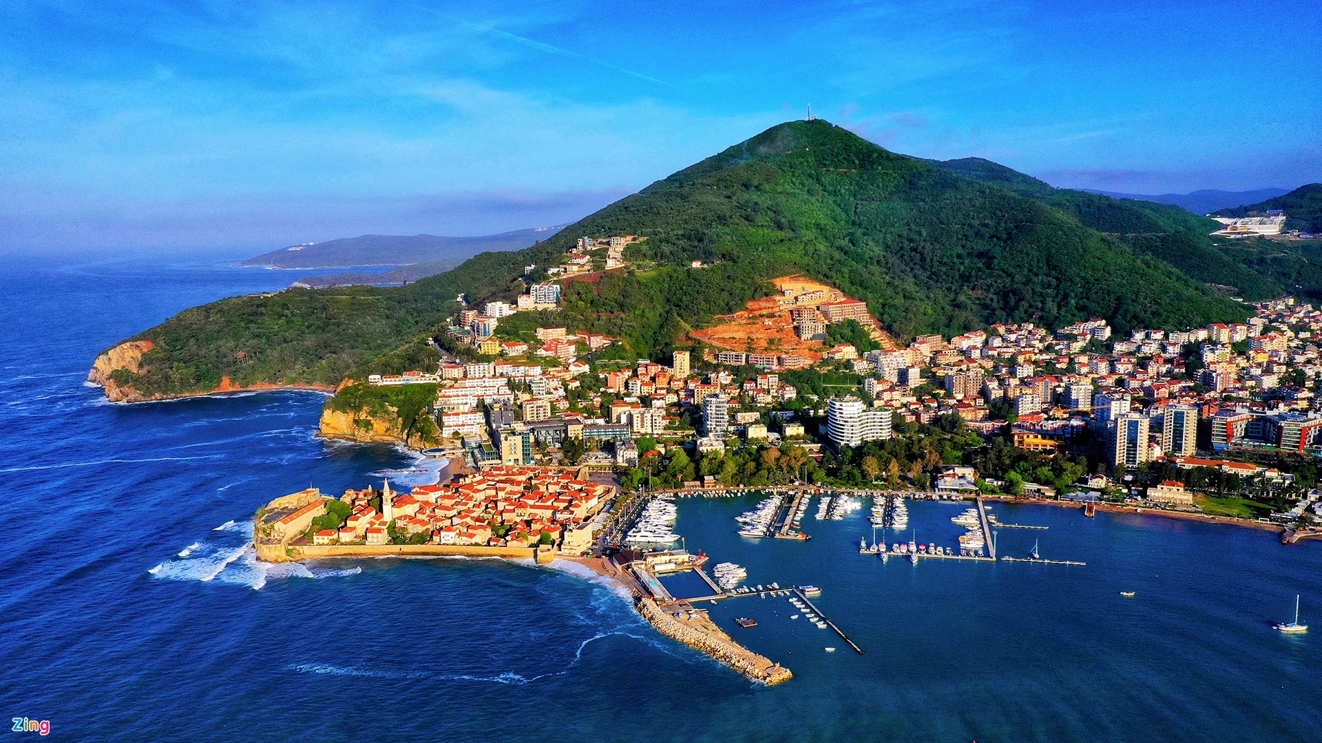 Tháng 6 tới miền đất Montenegro. Điểm đến chính ở quốc gia này là vịnh Kotor. Vịnh ăn sâu vào đất liền tới 30 km, từng là nơi ẩn náu của những tên cướp biển và các đội quân xâm lược. Ngày nay, vịnh nằm trong danh sách được bảo vệ của UNESCO, là điểm đến của các chuyến tàu du lịch biển. Núi cao sát bờ là cảnh nền hoàn hảo cho các bức ảnh du lịch. Gần như toàn bộ diện tích Montenegro là núi đồi. Núi dốc thẳng xuống bờ biển Adriatic ở phía nam và sang phía bắc lại dốc thẳng lên, tạo thành những đỉnh cao vút.