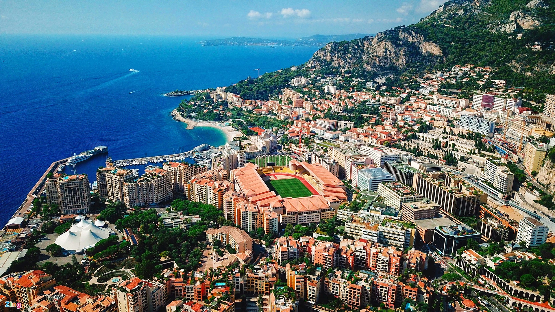 Tháng 8 xanh mát ở Monaco. Dưới cầu cảng, bên bờ biển Địa Trung Hải xanh mát, hàng nghìn du thuyền neo đậu san sát, trong đó có nhiều chiếc hạng sang tưởng như chỉ xuất hiện trên trang nhất những tạp chí danh giá hàng đầu. Những du thuyền được sắp xếp ngẫu nhiên nhưng ánh lên vẻ lộng lẫy, sang trọng, đẳng cấp tầm cỡ thế giới. Đó là điểm đặc biệt của Công quốc Monaco rộng chưa đầy 2 km2, nhỏ thứ 2 trên thế giới, chỉ lớn hơn Vatican, và tương đương công viên Trung tâm ở New York (Mỹ). Đất nước này có 3 mặt giáp với biển Địa Trung Hải, tạo nên một xứ sở nhiệt đới tuyệt đẹp.