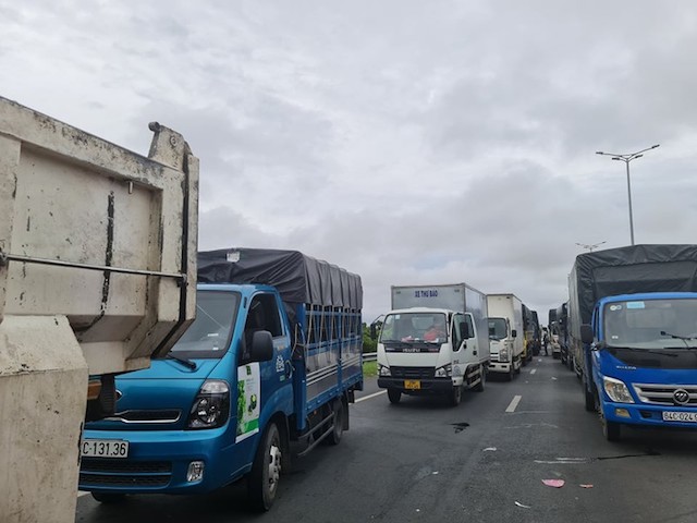 Hàng hoá ách tắc tại nhiều địa phương khi phải chờ “giấy thông hành PCR” 