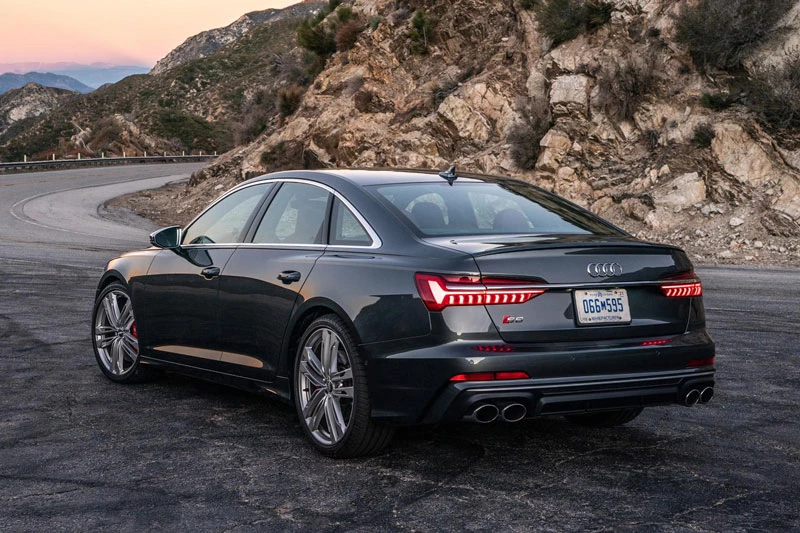 4. Audi S6 2021 (giá khởi điểm: 74.400 USD).