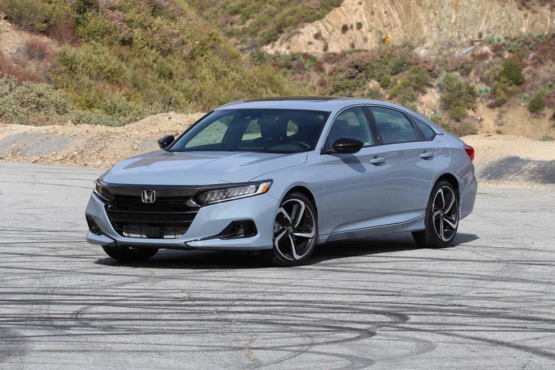 4. Honda Accord 2021 (giá khởi điểm: 24.770 USD, điểm an toàn: 9,9/10).