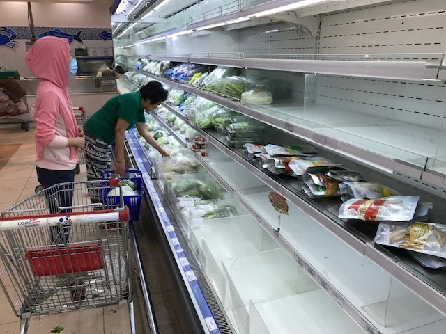  Quầy thịt bò, thị heo tươi trong siêu thị ở TP Hồ Chí Minh trống trơn khi lượng người đến mua sắm tăng đột biến.