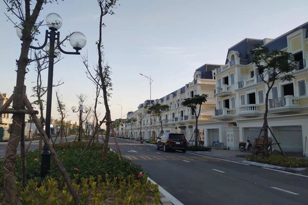 Bất động sản 'hạ nhiệt', giá vẫn cao ngất