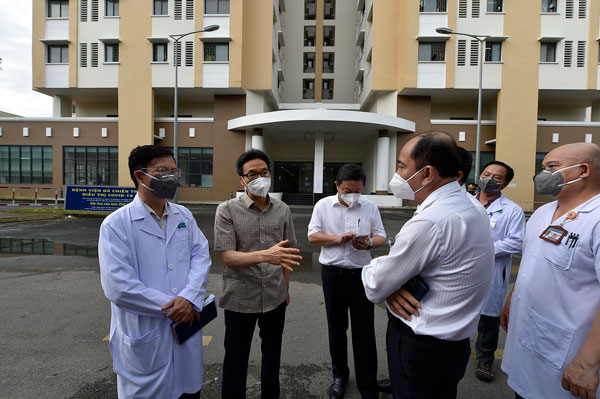 Phó Thủ tướng Vũ Đức Đam kiểm tra BV dã chiến, khu phong toả, siêu thị tại TPHCM