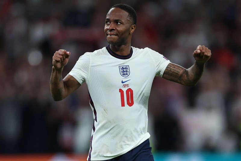 Tiền vệ trái: Raheem Sterling (Anh).