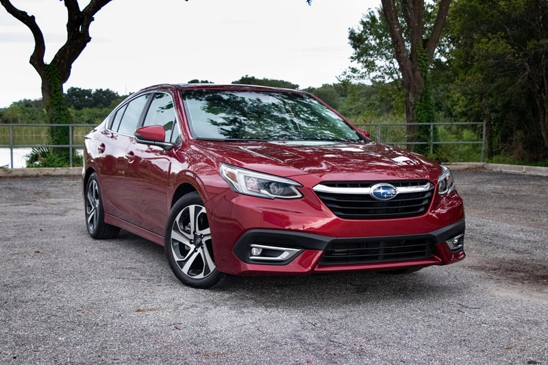 9. Subaru Legacy 2021 (giá khởi điểm: 22.895 USD, điểm an toàn: 9,8/10).