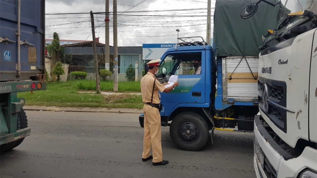 Người và phương tiện phải có giấy kiểm tra an toàn về Covid-19 mới được sang địa bàn Long An.