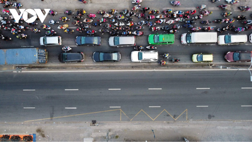 Nhiều người rời khỏi TP HCM trước giờ giãn cách theo Chỉ thị 16