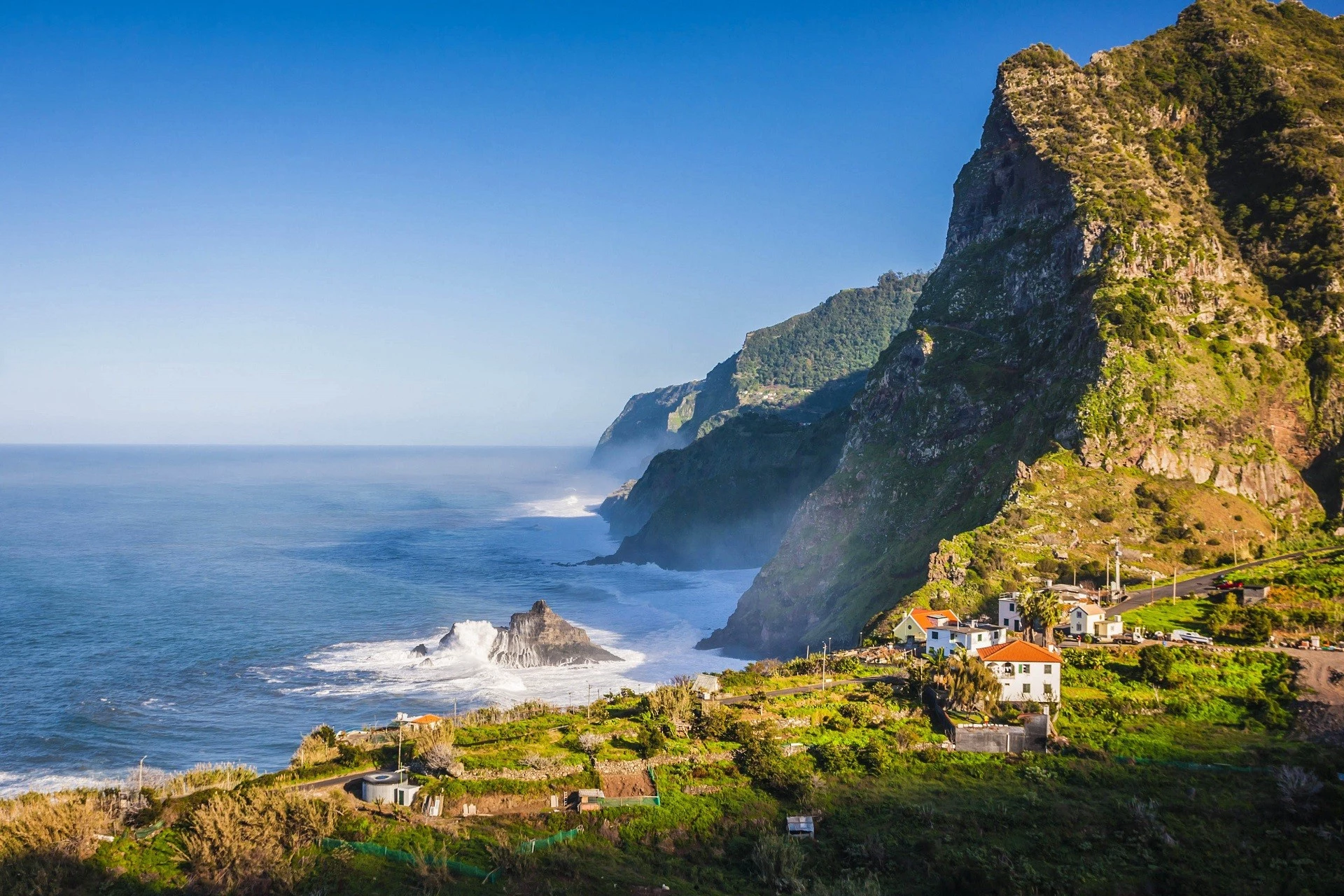 10. Funchal (Bồ Đào Nha): Thủ phủ hòn đảo Madeira ở Bồ Đào Nha là thành phố hội tụ các bãi biển, tòa nhà lịch sử và thiên nhiên hoang dã. Du khách có thể tham gia lướt sóng, đi thuyền, ngắm cá voi, cá heo hay khám phá những tòa nhà lâu đời. Không chỉ có mạng lưới giao thông thuận tiện, gần sân bay, khí hậu cận nhiệt đới ôn hòa, Funchal còn xếp thứ 10 trong danh sách điểm đến có chi phí tốt nhất thế giới. Thành phố xứng đáng để bạn ghé thăm sau mùa dịch. Ảnh: Erasmusu.
