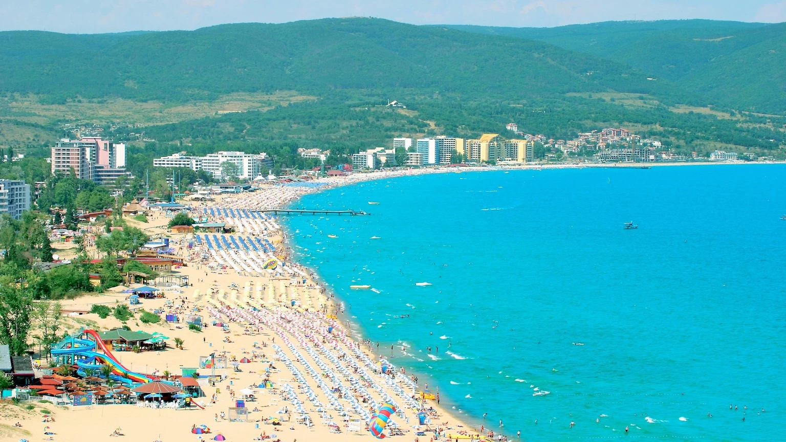 1. Sunny Beach (Bulgaria): Sunny Beach xếp vị trí đầu bảng với chi phí du lịch thấp nhất thế giới. Du khách chỉ tốn trung bình khoảng 27,71 bảng Anh (888.000 đồng) mỗi ngày tại đây. Ảnh: Soleato Holidays.