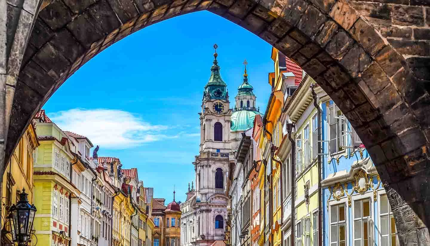 6. Praha (Cộng hòa Séc): Vùng đất thủ đô Prague được biết đến là cái nôi của nền văn hóa Cộng hòa Séc. Với lịch sử lâu đời, mọi ngóc ngách ở đây luôn toát ra vẻ cổ xưa, có sức hút đặc biệt. Prague nằm tại trung tâm châu Âu nên việc đi lại giữa các nước, điểm du lịch nổi tiếng khá dễ dàng. Ảnh: World Travel Guide.