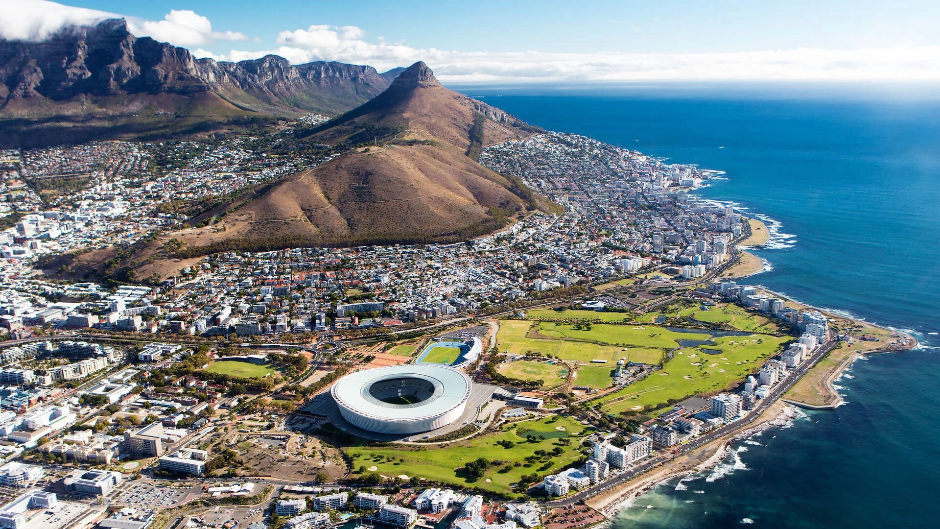 5. Cape Town (Nam Phi): Thành phố Cape Town sôi động và đa văn hóa này nổi bật bởi cảnh đẹp thiên nhiên, di tích lịch sử và nhiều điểm tham quan miễn phí cho du khách. Bạn đừng bỏ qua chuyến đi bộ đường dài trên núi Bàn hay ghé chiêm ngưỡng các tòa nhà cầu vồng của Bo-Kaap, bơi lội và lướt sóng tại loạt bãi biển đẹp, hoang sơ. Ảnh: andBeyond.