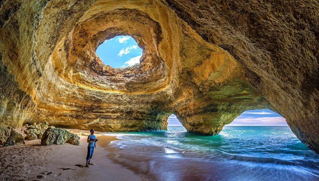 3. Algarve (Bồ Đào Nha): Algarve nổi tiếng với đường bờ biển độc đáo, màu nước xanh ngắt và hình ảnh vách đá ngoạn mục. Du khách đến đây để tham quan thị trấn thời trung cổ, làng chài, chợ và thưởng thức rượu vang địa phương. Algarve mang khí hậu Địa Trung Hải khá ổn định với 3.300 giờ nắng trong năm, phù hợp phát triển du lịch. Ảnh: Stookin.