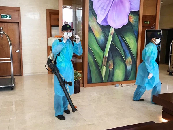 Phun thuốc khử khuẩn tại các khách sạn được thiết lập là cơ sở cách ly y tế tập trung trên địa bàn TP Đà Nẵng
