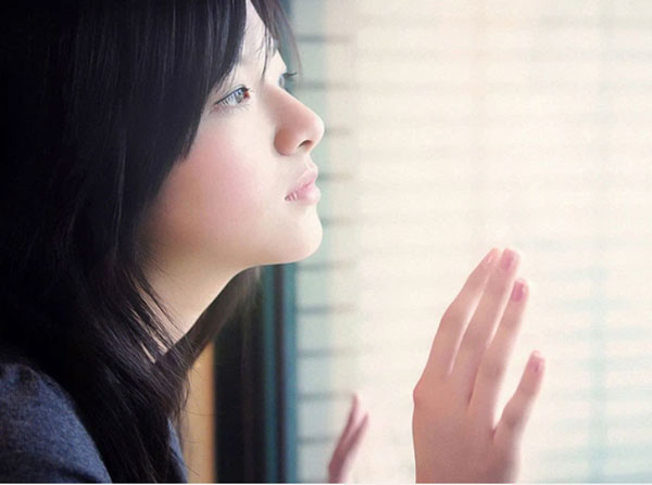 Biết tôi có bầu, chị dâu tặng cho tôi một món quà nhỏ, thứ bên trong khiến tôi bàng hoàng sửng sốt