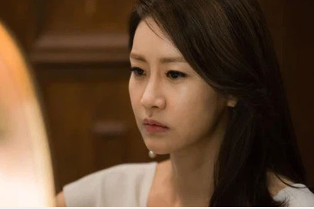 Đang đêm nằm ngủ, mẹ chồng xông thẳng vào phòng ôm chặt con tôi rồi thốt lên một lời đầy rùng rợn