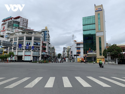 Ảnh: Các tuyến phố tại TP.HCM vắng lặng trong ngày đầu giãn cách theo Chỉ thị 16