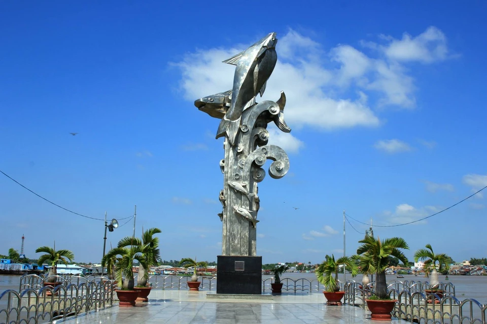 Châu Đốc là thành phố biên giới thuộc tỉnh An Giang, phía tây bắc giáp Campuchia. Đây là một trong những trung tâm du lịch nổi tiếng ở vùng Đồng bằng sông Cửu Long với Miếu Bà Chúa Xứ, chợ Châu Đốc "vương quốc khô mắm", làng cá bè... Ảnh: Phạm Nguyễn Khánh Bằng.