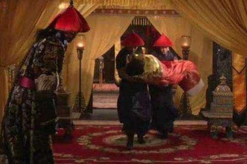 Những quy định và cách chọn người thị tẩm của hoàng đế Thanh triều: Thái giám trực ngay ngoài, nhiều công đoạn gây mất hứng