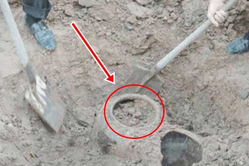 Đào được chiếc hũ dưới móng nhà, "kho báu" đầy ắp bên trong khiến không ai dám tin vào mắt mình