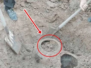 Đào được chiếc hũ dưới móng nhà, "kho báu" đầy ắp bên trong khiến không ai dám tin vào mắt mình
