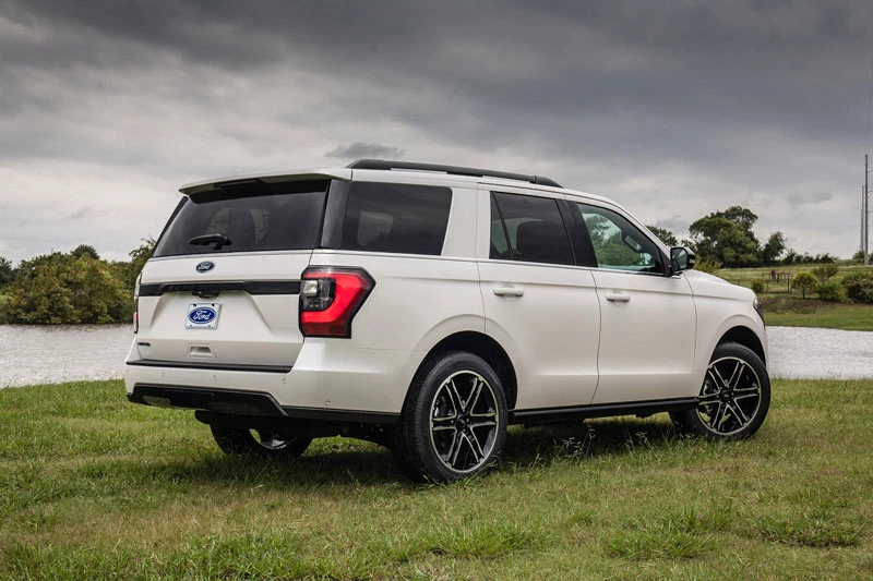 7. Ford Expedition 2021 (khoảng sáng gầm xe: 249 mm).