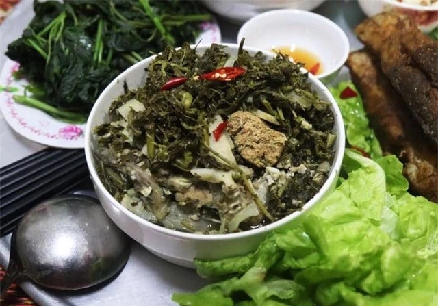 Món rau muối chua dân dã ở Phú Thọ mang về Thủ đô thành đặc sản hiếm có giúp người bán kiếm tiền triệu mỗi ngày - Ảnh 3.