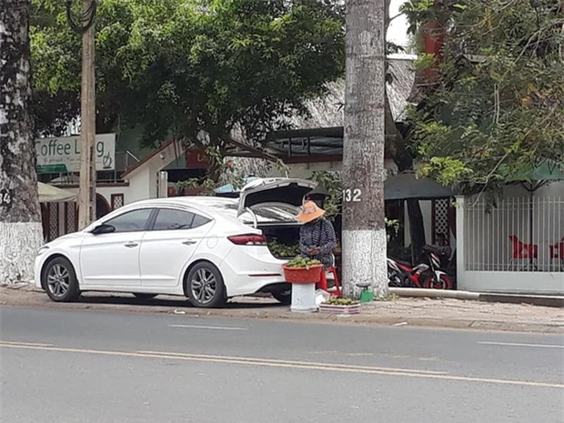 Những cô chú tiểu thương vui tính khiến khách hàng té ghế: Bán hàng vì đam mê, chịu được thì mua không thì thôi! - Ảnh 1.