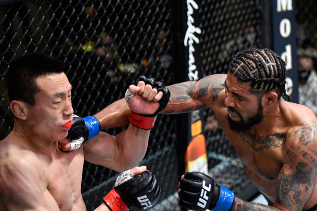 Võ sĩ Mỹ tung 3 cú đấm ‘búa tạ’ khiến đối thủ ngã gục trên sàn đấu