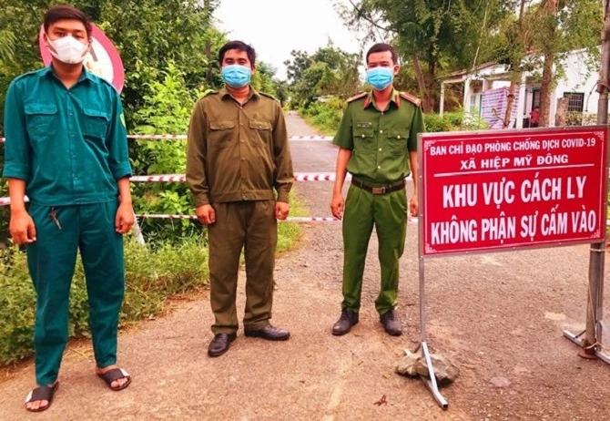 Lực lượng thực hiện nhiệm vụ tại khu vực cách ly y tế ở xã Hiệp Mỹ Đông, huyện Cầu Ngang.