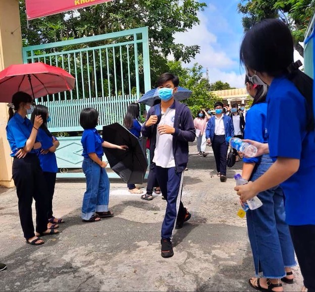 Trung &#x1B0;&#x1A1;ng &#x110;o&#xE0;n c&#xF9;ng Nestl&#xE9; Vi&#x1EC7;t Nam v&#xE0; La Vie &#x201C;ti&#x1EBF;p s&#x1EE9;c&#x201D; th&#xED; sinh v&#x1B0;&#x1EE3;t v&#x169; m&#xF4;n trong K&#x1EF3; thi t&#x1ED1;t nghi&#x1EC7;p THPT 2021