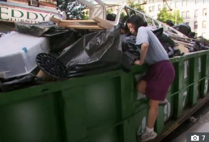 Thu nhập 1 tỷ đồng/năm, nữ kế toán vẫn bới thùng rác tìm đồ ăn