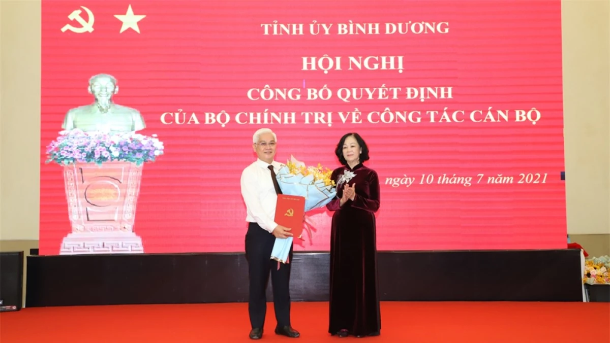 Ông Nguyễn Văn Lợi nhận quyết định giữ chức Bí thư Tỉnh ủy Bình Dương