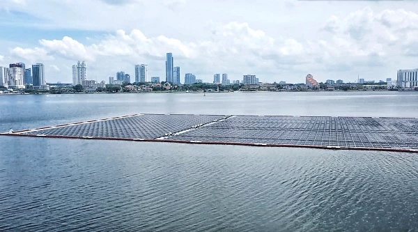 Các trang trại điện mặt trời nổi ngoài khơi lớn nhất thế giới ở Singapore.