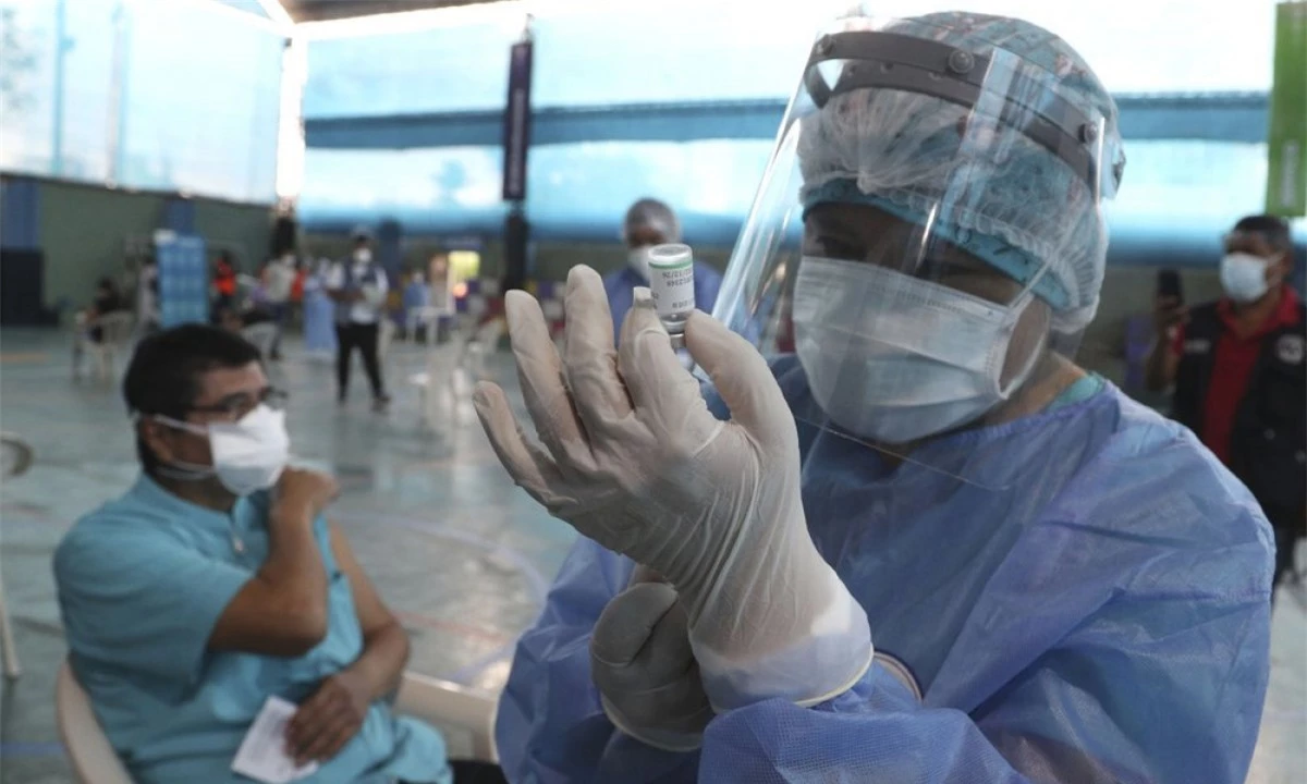 Y tá chuẩn bị vaccine Covid-19 để tiêm cho nhân viên y tế tại một bệnh viện ở Lima, Peru. Ảnh:AP