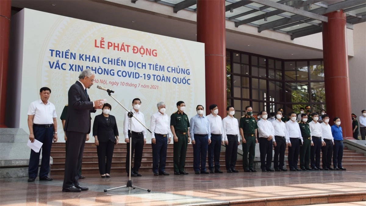Thủ tướng Chính phủ Phạm Minh Chính cùng các đại biểu dự Lễ phát động triển khai chiến dịch tiêm chủng vaccine phòng Covid -19.