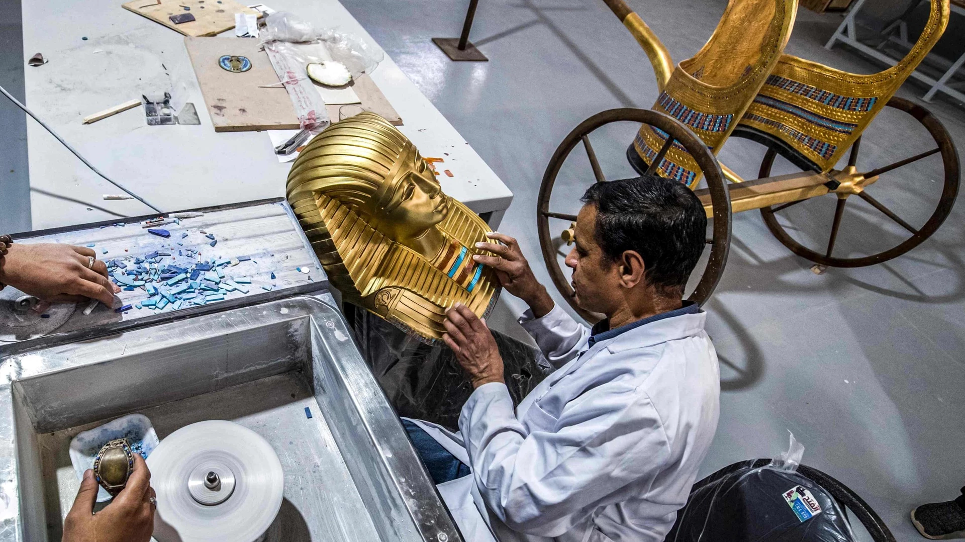 Nhà máy Konouz (có nghĩa là "Kho báu" trong tiếng Ả Rập) của chính phủ Ai Cập nằm ở Obour, phía đông thủ đô Cairo. Khuôn viên nhà máy có diện tích rộng 10.000 m2. Tại đây, các nghệ nhân tập trung sản xuất hàng nghìn bản sao cổ vật từ nhiều loại nguyên liệu, có thể kể đến như thạch cao, gỗ, đá, gốm, vàng...