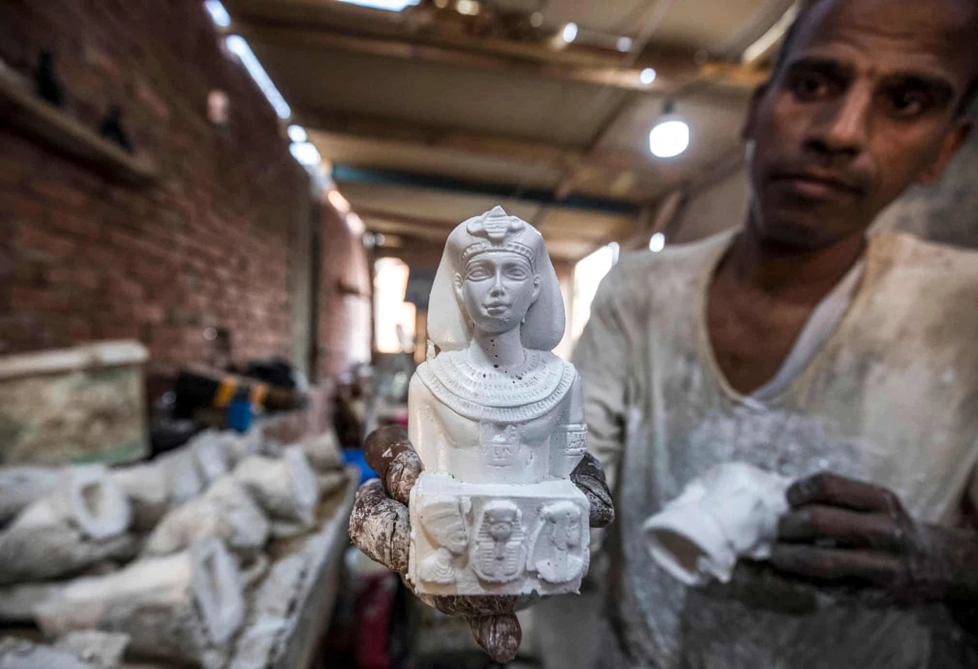 Vào năm 2015, Bộ Công nghiệp Ai Cập cấm "nhập khẩu hàng hóa và sản phẩm có tính chất nghệ thuật phổ biến", bao gồm cả các mô hình cổ vật nước này, như một biện pháp để bảo vệ ngành thủ công nội địa trước sự cạnh tranh về giá của các sản phẩm nước ngoài.
