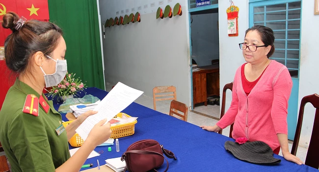 Đối tượng Nguyễn Thị Kim Hạnh nghe đọc lệnh bắt giam.