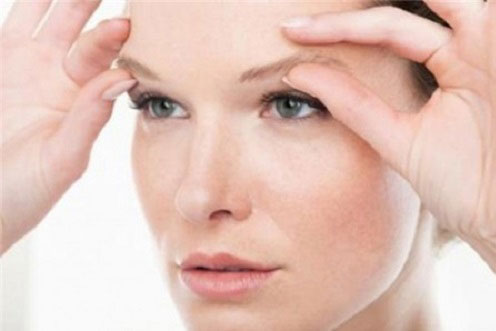 Lông mày đẹp như xăm chỉ bằng cách dùng hành tím