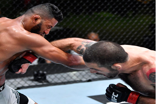 Cận cảnh cú đấm ‘trời giáng’ khiến võ sĩ UFC bất tỉnh nhân sự