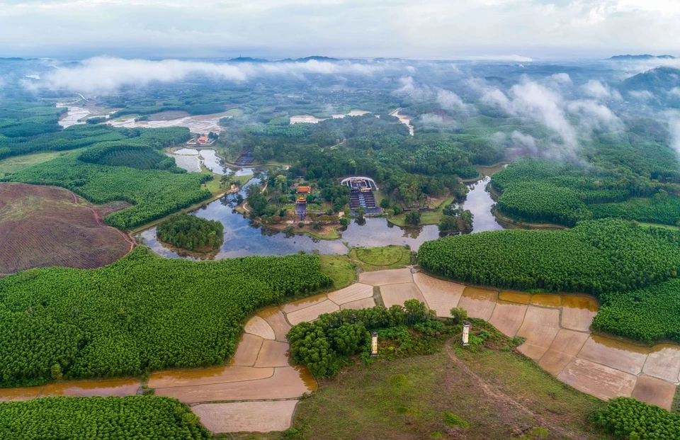 Lăng Gia Long, hay Thiên Thọ Lăng, tọa lạc tại xã Hương Thọ, thị xã Hương Trà trước đây, nay là xã Hương Thọ thuộc TP Huế. Theo tư liệu của Trung tâm Bảo tồn di tích Cố đô Huế, khu lăng vị vua đầu tiên của triều Nguyễn như một bức tranh trác tuyệt về sự phối trí giữa thiên nhiên và kiến trúc, trong đó thiên nhiên là yếu tố chính tạo nên nét hùng vĩ của cảnh quan. Ảnh: Trung Phan.