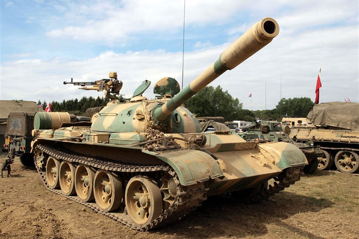 Hàng Trung Quốc lăn bánh khắp các châu lục, vị thế xe tăng Nga - Mỹ bị đe dọa