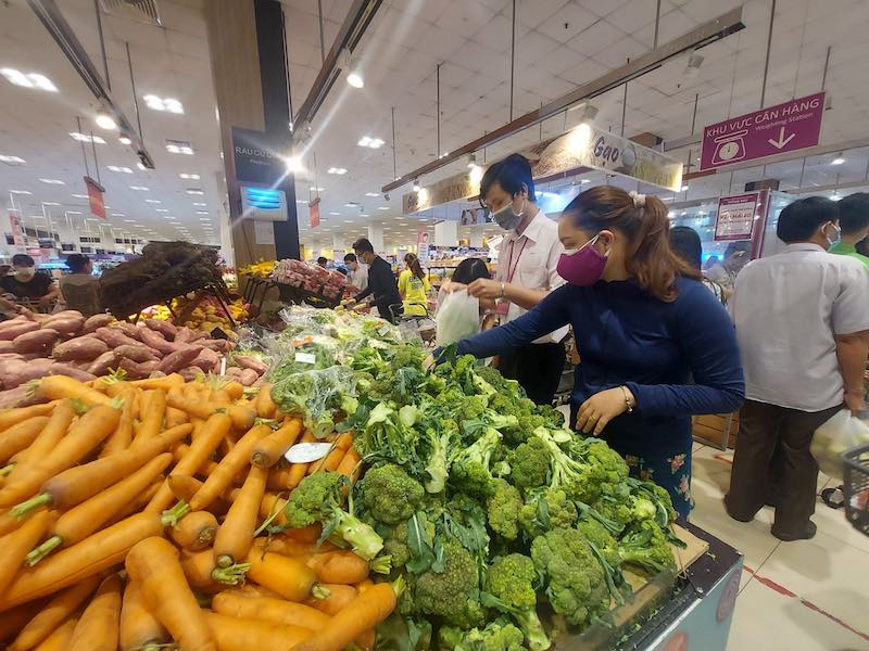 Lượng hàng hóa, rau quả tại các hệ thống siêu thị TP.HCM sáng 11/7 dồi dào.