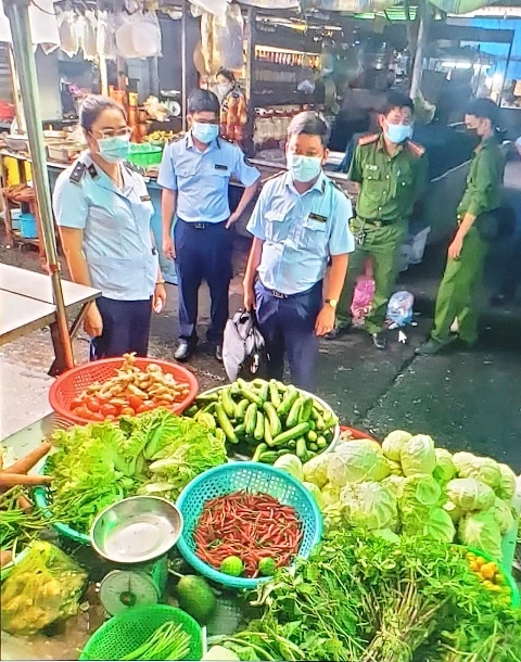 Lực lượng QLTT Kiểm tra các chợ để bình ổn các mặt hàng thiết yếu